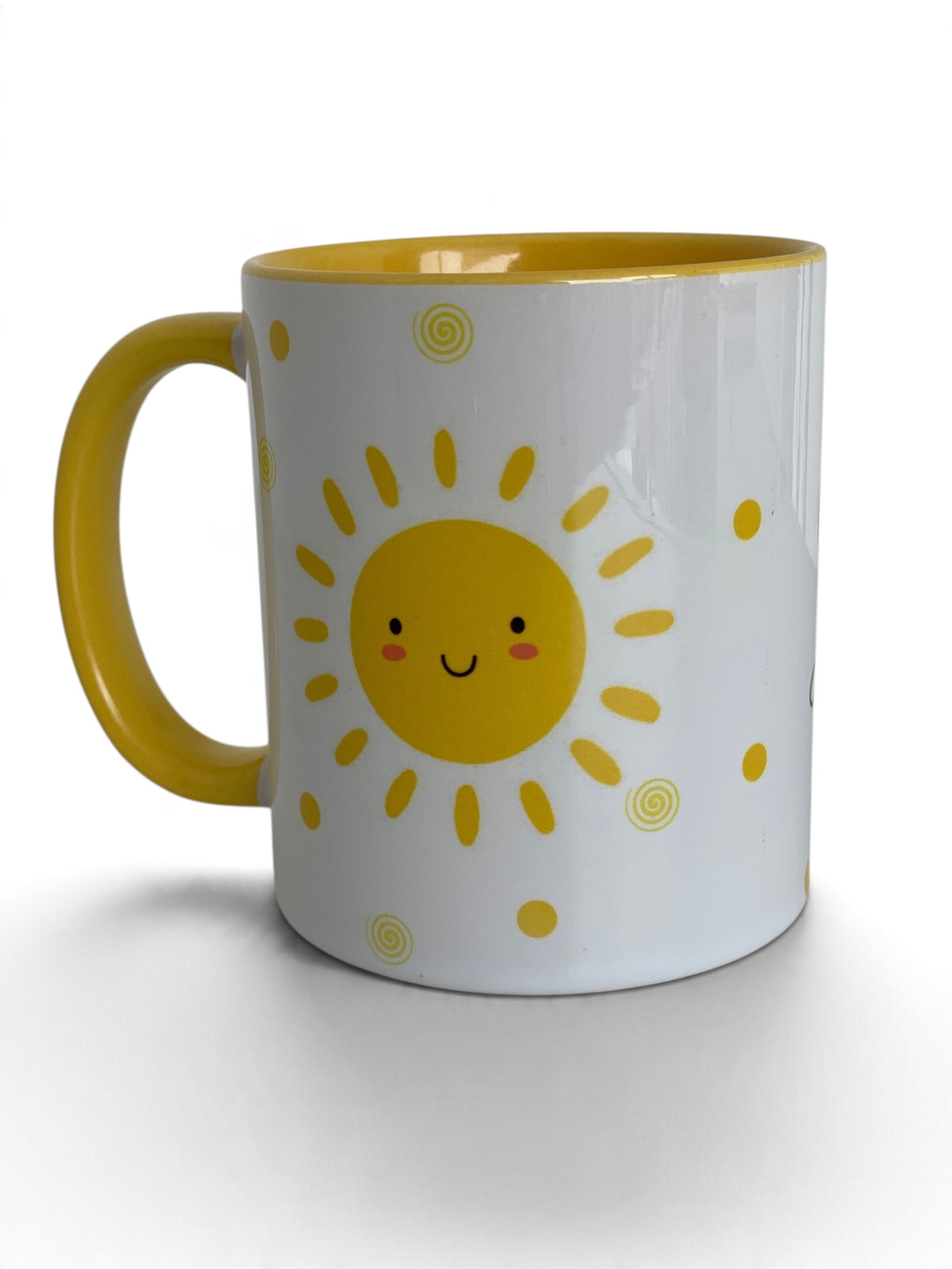Taza de cerámica blanca brillante de 325 ml con asa e interior de color vibrante personalizada mediante sublimación en Toluca y Metepec.