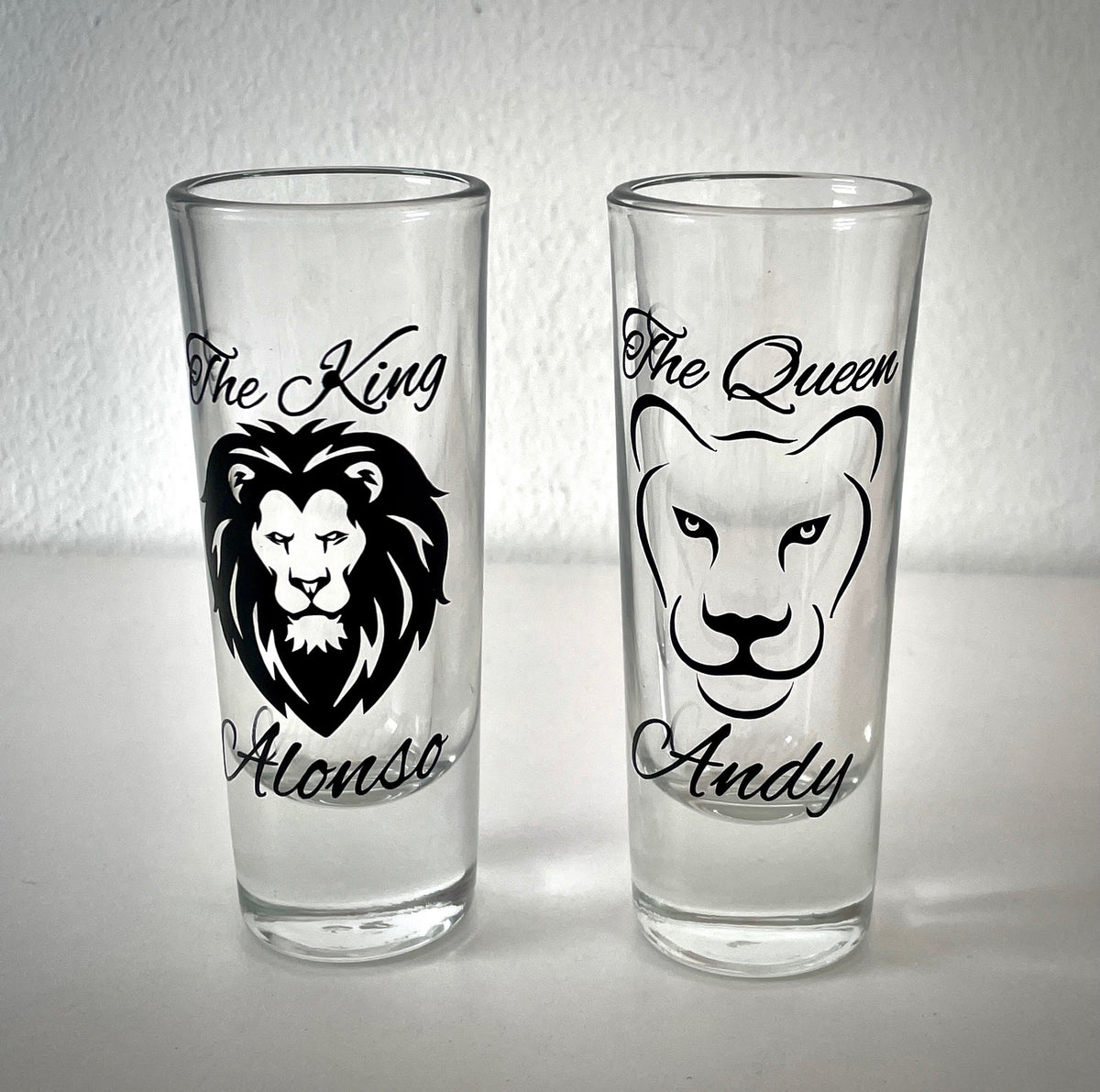 vasos tequileros de cristal de 40 ml personalizados con vinil adhesivo y nombres personalizados.
